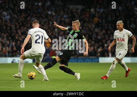 London, Großbritannien. Februar 2024. Dejan Kulusevski von Tottenham Hotspur wird am 10. Februar 2024 von Jan Paul van Hecke aus Brighton & Hove Albion beim Premier League-Spiel zwischen Tottenham Hotspur und Brighton und Hove Albion im Tottenham Hotspur Stadium in London, England, gefordert. Foto von Ken Sparks. Nur redaktionelle Verwendung, Lizenz für kommerzielle Nutzung erforderlich. Keine Verwendung bei Wetten, Spielen oder Publikationen eines einzelnen Clubs/einer Liga/eines Spielers. Quelle: UK Sports Pics Ltd/Alamy Live News Stockfoto