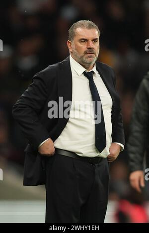 London, Großbritannien. Februar 2024. Tottenham Hotspur Head Coach Ange Postecoglou blickt auf das Premier League Spiel zwischen Tottenham Hotspur und Brighton und Hove Albion am 10. Februar 2024 im Tottenham Hotspur Stadium in London, England. Foto von Ken Sparks. Nur redaktionelle Verwendung, Lizenz für kommerzielle Nutzung erforderlich. Keine Verwendung bei Wetten, Spielen oder Publikationen eines einzelnen Clubs/einer Liga/eines Spielers. Quelle: UK Sports Pics Ltd/Alamy Live News Stockfoto