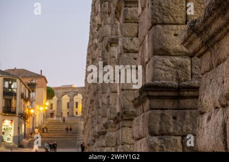 2023 09 23 Segovia, Spanien. Touristen im alten römischen Aquädukt. Stockfoto