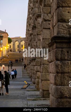 2023 09 23 Segovia, Spanien. Touristen im alten römischen Aquädukt. Stockfoto