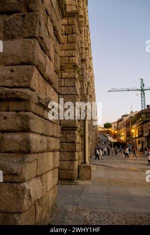 2023 09 23 Segovia, Spanien. Touristen im alten römischen Aquädukt. Stockfoto