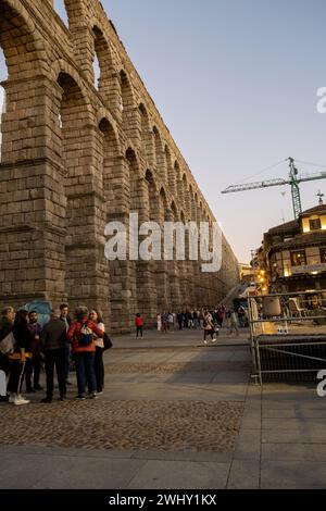 2023 09 23 Segovia, Spanien. Touristen im alten römischen Aquädukt. Stockfoto