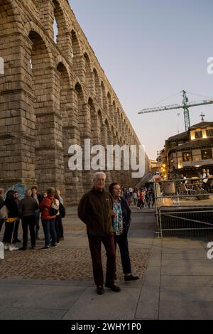 2023 09 23 Segovia, Spanien. Touristen im alten römischen Aquädukt. Stockfoto