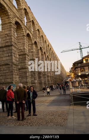 2023 09 23 Segovia, Spanien. Touristen im alten römischen Aquädukt. Stockfoto