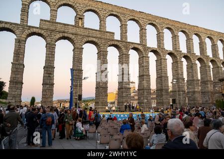 2023 09 23 Segovia, Spanien. Touristen im alten römischen Aquädukt. Stockfoto