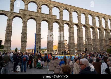 2023 09 23 Segovia, Spanien. Touristen im alten römischen Aquädukt. Stockfoto