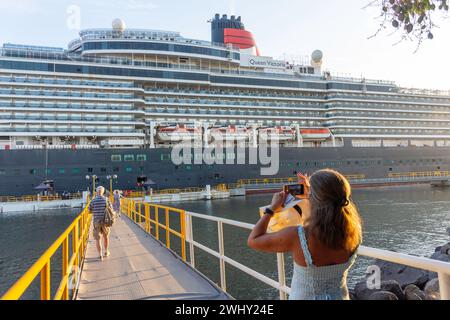 Passagiere, die das Kreuzfahrtschiff Cunard Queen Victoria am Touristenterminal, Puerto de Quetzal, Departement Escuintla, Republik Guatemala, wieder einsteigen Stockfoto