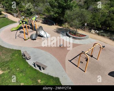 Bunte Kinderspielplatz Aktivitäten in öffentlichen Park umgeben von grünen Bäumen Stockfoto