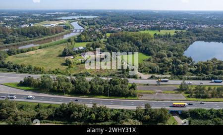 Mechelen, Provinz Antwerpen, Belgien, 06 09 2023, Luftaufnahme der Autobahn E19 zwischen Brüssel und Antwerpen mit Verkehr, hoch Stockfoto