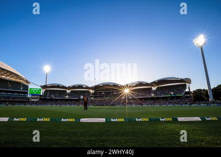 Adelaide, Australien, 11. Februar 2024. Sun untergeht während des zweiten Spiels der T20 International Series zwischen Australien und West Indies im Adelaide Oval am 11. Februar 2024 in Adelaide, Australien. Quelle: Santanu Banik/Speed Media/Alamy Live News Stockfoto