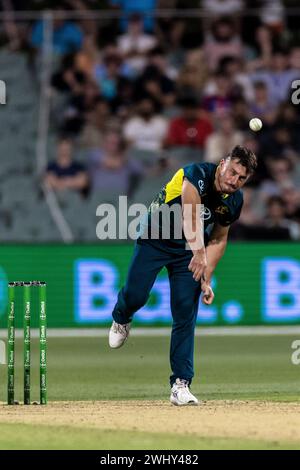 Adelaide, Australien, 11. Februar 2024. Marcus Stoinis von Australien Bowls während des zweiten Spiels der T20 International Series zwischen Australien und West Indies im Adelaide Oval am 11. Februar 2024 in Adelaide, Australien. Quelle: Santanu Banik/Speed Media/Alamy Live News Stockfoto