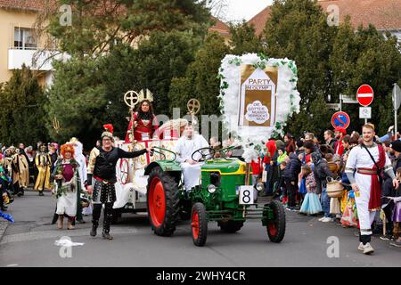 Gießen, Deutschland. Februar 2024. Die Teilnehmer werden während des Karnevalstages der Frauen gesehen. Karnevalsteilnehmerinnen ziehen in der Altstadt Gießen während des Frauenkarnevalstages, auch Weiberfastnacht genannt, um in die Altstadt zu gehen. (Foto: Mohammad Javad Abjoushak/SOPA Images/SIPA USA) Credit: SIPA USA/Alamy Live News Stockfoto