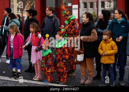 Gießen, Deutschland. Februar 2024. Nachtschwärmer, die während des Karnevalstages der Frauen gesehen wurden. Karnevalsteilnehmerinnen ziehen in der Altstadt Gießen während des Frauenkarnevalstages, auch Weiberfastnacht genannt, um in die Altstadt zu gehen. (Foto: Mohammad Javad Abjoushak/SOPA Images/SIPA USA) Credit: SIPA USA/Alamy Live News Stockfoto