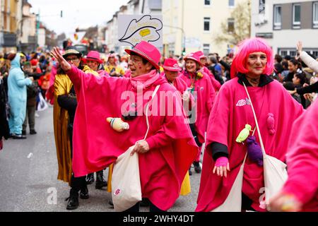 Gießen, Deutschland. Februar 2024. Die Teilnehmer werden während des Karnevalstages der Frauen gesehen. Karnevalsteilnehmerinnen ziehen in der Altstadt Gießen während des Frauenkarnevalstages, auch Weiberfastnacht genannt, um in die Altstadt zu gehen. (Foto: Mohammad Javad Abjoushak/SOPA Images/SIPA USA) Credit: SIPA USA/Alamy Live News Stockfoto