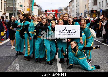 Gießen, Deutschland. Februar 2024. Die Teilnehmer werden während des Karnevalstages der Frauen gesehen. Karnevalsteilnehmerinnen ziehen in der Altstadt Gießen während des Frauenkarnevalstages, auch Weiberfastnacht genannt, um in die Altstadt zu gehen. (Foto: Mohammad Javad Abjoushak/SOPA Images/SIPA USA) Credit: SIPA USA/Alamy Live News Stockfoto