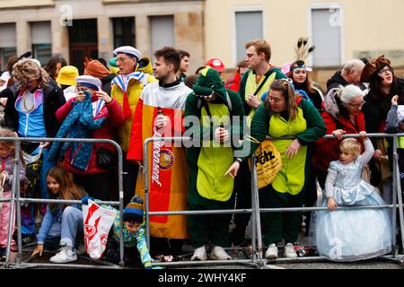 Gießen, Deutschland. Februar 2024. Die Teilnehmer werden während des Karnevalstages der Frauen gesehen. Karnevalsteilnehmerinnen ziehen in der Altstadt Gießen während des Frauenkarnevalstages, auch Weiberfastnacht genannt, um in die Altstadt zu gehen. Quelle: SOPA Images Limited/Alamy Live News Stockfoto