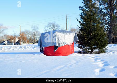 Ein Zelt im Saunders Park wurde als Lager in Halifax, Nova Scotia, Kanada ausgewiesen und war Teil der Reaktion der Gemeinde auf die anhaltende Wohnungskrise Stockfoto