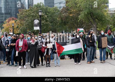 Toronto, Kanada - 18. Oktober 2023: Die Stadtlandschaft Torontos pulsiert vor Inbrunst, während sich die Bürger zusammenschließen, um ihre Sorgen und Sorgen zu äußern Stockfoto