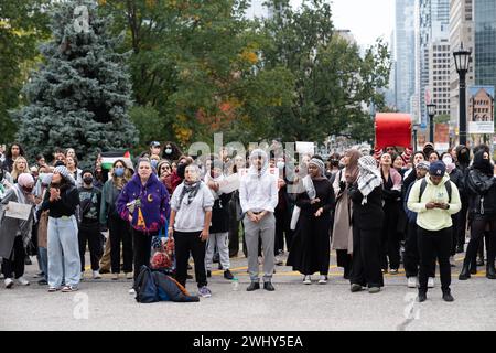 Toronto, Kanada - 18. Oktober 2023: Ein eindrucksvolles Treffen in der Hauptstadt von Ontario, wo der Geist der Solidarität und der Hoffnung auf Frieden herrscht Stockfoto