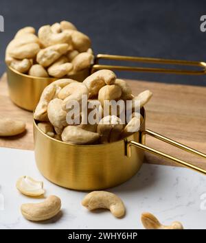 Cashews in einer Metallschale auf dem Tisch Stockfoto
