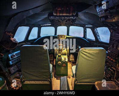 Das Cockpit der Konstellationsflugzeuge aus den 1950er Jahren ist jetzt Teil der Cocktailbar The Connie, die sich im TWA Hotel am Flughafen JFK in Queens, USA befindet Stockfoto