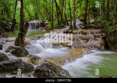 Erawan Wasserfall Thailand, wunderschöner tiefer Wald Wasserfall in Thailand Stockfoto