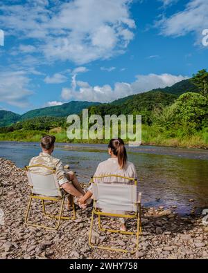 Ein paar Männer und Frauen zelten am Fluss in Nan Sapan Thailand Stockfoto