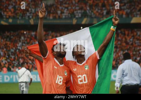 Abidjan, Elfenbeinküste. Februar 2024. Ibrahim Sangare (L) und Christian Kouame aus Cote d’Ivoire feiern den Sieg des Finales des Afrikapokals der Nationen (AFCON) zwischen Nigeria und Cote d’Ivoire am 11. Februar 2024 in Abidjan, Cote d’Ivoire. Quelle: Yvan Sonh/Xinhua/Alamy Live News Stockfoto