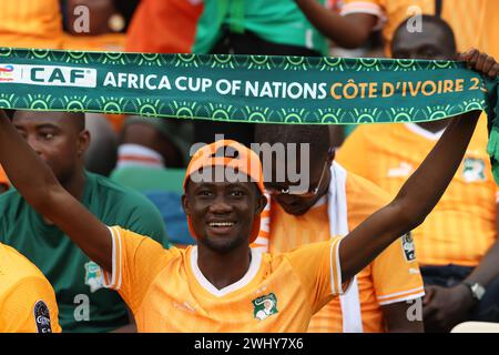 Abidjan, Elfenbeinküste. Februar 2024. Ein Unterstützer des Teams Cote d’Ivoire jubelte das Team vor dem Finale des Afrikapokals der Nationen (AFCON) am 11. Februar 2024 in Abidjan, Cote d’Ivoire. Quelle: Yvan Sonh/Xinhua/Alamy Live News Stockfoto