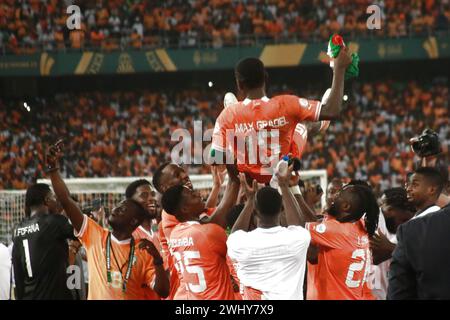 Abidjan, Elfenbeinküste. Februar 2024. Die Spieler der Elfenbeinküste werfen ihren Teamkollegen Max-Alain Gradel, um am 11. Februar 2024 das Finale des Afrikapokals der Nationen (AFCON) zwischen Nigeria und Cote d'Ivoire in Abidjan zu feiern. Quelle: Yvan Sonh/Xinhua/Alamy Live News Stockfoto