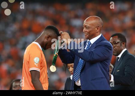 Abidjan, Elfenbeinküste. Februar 2024. Patrice Motsepe (R), Präsident der Konföderation of African Football (CAF), zeichnet Spieler der Elfenbeinmannschaft während der Preisverleihung nach dem Finale des Afrikapokals (AFCON) am 11. Februar 2024 in Abidjan, Cote d'Ivoire aus. Quelle: Yvan Sonh/Xinhua/Alamy Live News Stockfoto