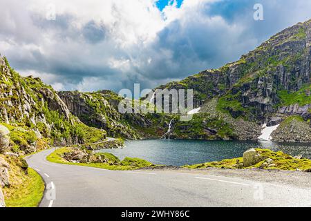 Graue Felsen umgeben den See. Stockfoto