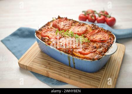 Lasagne, frisch aus dem Ofen, Auflaufform mit flachen Nudelblättern, Hackfleisch, Gemüse und Tomaten, geschmolzen garniert Stockfoto