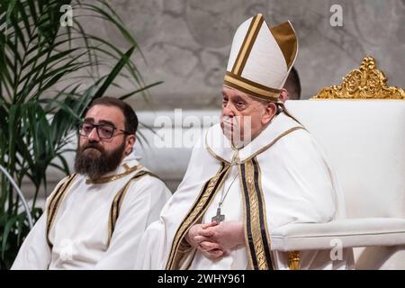 Vatikan, Vatikan. Februar 2024. Papst Franziskus leitet die Heilige Messe und die Heiligsprechung der seligen Maria Antonia vom Heiligen Joseph de Paz y Figueroa. (Foto: Stefano Costantino/SOPA Images/SIPA USA) Credit: SIPA USA/Alamy Live News Stockfoto