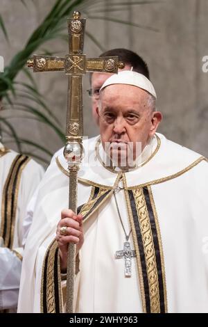 Vatikan, Vatikan. Februar 2024. Papst Franziskus leitet die Heilige Messe und die Heiligsprechung der seligen Maria Antonia vom Heiligen Joseph de Paz y Figueroa. (Foto: Stefano Costantino/SOPA Images/SIPA USA) Credit: SIPA USA/Alamy Live News Stockfoto