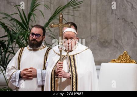 Vatikan, Vatikan. Februar 2024. Papst Franziskus leitet die Heilige Messe und die Heiligsprechung der seligen Maria Antonia vom Heiligen Joseph de Paz y Figueroa. (Foto: Stefano Costantino/SOPA Images/SIPA USA) Credit: SIPA USA/Alamy Live News Stockfoto