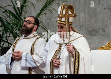 Vatikan, Vatikan. Februar 2024. Papst Franziskus leitet die Heilige Messe und die Heiligsprechung der seligen Maria Antonia vom Heiligen Joseph de Paz y Figueroa. (Foto: Stefano Costantino/SOPA Images/SIPA USA) Credit: SIPA USA/Alamy Live News Stockfoto