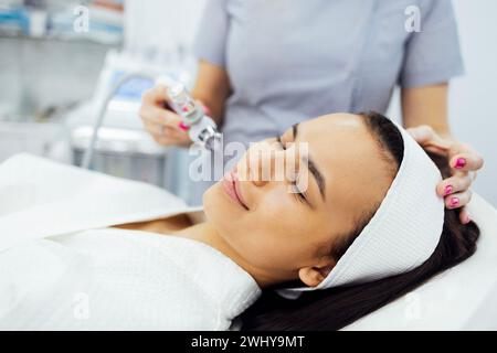 Kaukasische Frau bekommt Gesichtspeeling in einer Schönheitsklinik Stockfoto