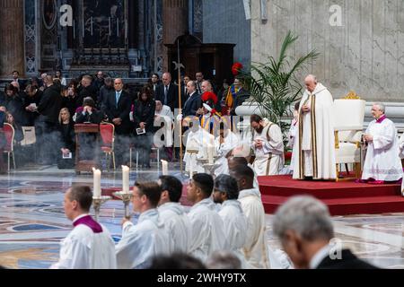 Vatikan, Vatikan. Februar 2024. Papst Franziskus leitet die Heilige Messe und die Heiligsprechung der seligen Maria Antonia vom Heiligen Joseph de Paz y Figueroa. Quelle: SOPA Images Limited/Alamy Live News Stockfoto