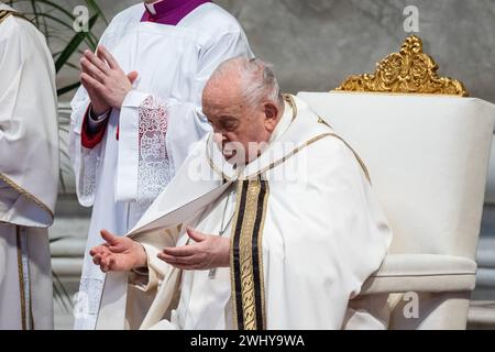 Vatikan, Vatikan. Februar 2024. Papst Franziskus leitet die Heilige Messe und die Heiligsprechung der seligen Maria Antonia vom Heiligen Joseph de Paz y Figueroa. Quelle: SOPA Images Limited/Alamy Live News Stockfoto