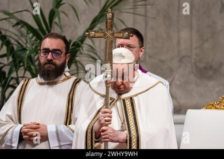 Vatikan, Vatikan. Februar 2024. Papst Franziskus leitet die Heilige Messe und die Heiligsprechung der seligen Maria Antonia vom Heiligen Joseph de Paz y Figueroa. Quelle: SOPA Images Limited/Alamy Live News Stockfoto