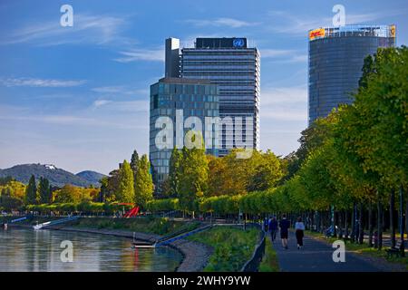 Rhein und Wilhelm-Spiritus-Ufer mit langem Eugen und Postturm, Bonn, Rheinland, Deutschland, Europa Stockfoto