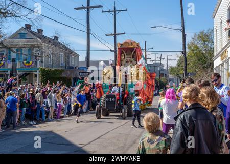 NEW ORLEANS, LA, USA – 19. FEBRUAR 2023: Krewe of Thoth King's Float zieht die Magazine Street hinunter, um den Mardi Gras zu feiern Stockfoto