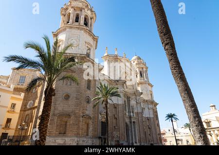 Kathedrale des Heiligen Kreuzes über dem Meer in Cadiz Stockfoto