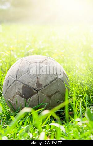 Alter Fußball auf dem grünen Gras Stockfoto