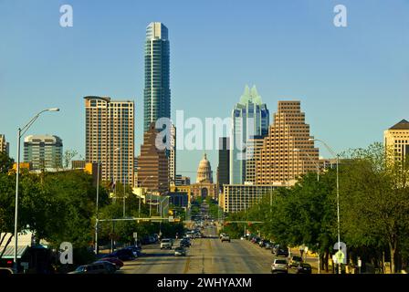 Die Congress Avenue, eine Hauptstraße, führt zum Texas State Capitol im Zentrum von Austin, Texas, USA Stockfoto