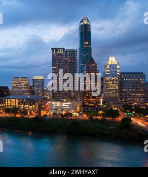 Die Hauptstadt von Texas liegt am Ufer des Lady Bird Lake, der vom Colorado River gebildet wird. Die Skyline der Innenstadt von Austin, Texas, USA Stockfoto