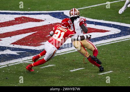 Las Vegas, USA. Februar 2024. Die Kansas City Chiefs Safety #21 Mike Edwards macht einen Tackle während der Überstunden des Super Bowl LVIII zwischen den San Francisco 49ers und den Kansas City Chiefs, die am 11. Februar 2024 im Allegiant Stadium in Las Vegas, Nevada, stattfanden. (Foto: Anthony Behar/SIPA USA) Credit: SIPA USA/Alamy Live News Stockfoto