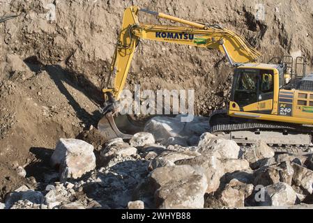 Komatsu-Bagger auf einer Baustelle Stockfoto