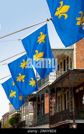 Fleur-de-Lis-Flaggen im historischen French Quarter von New Orleans, Louisiana, USA Stockfoto